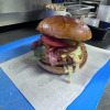 Bacon Burger + zemiakové lyžičky + dressing